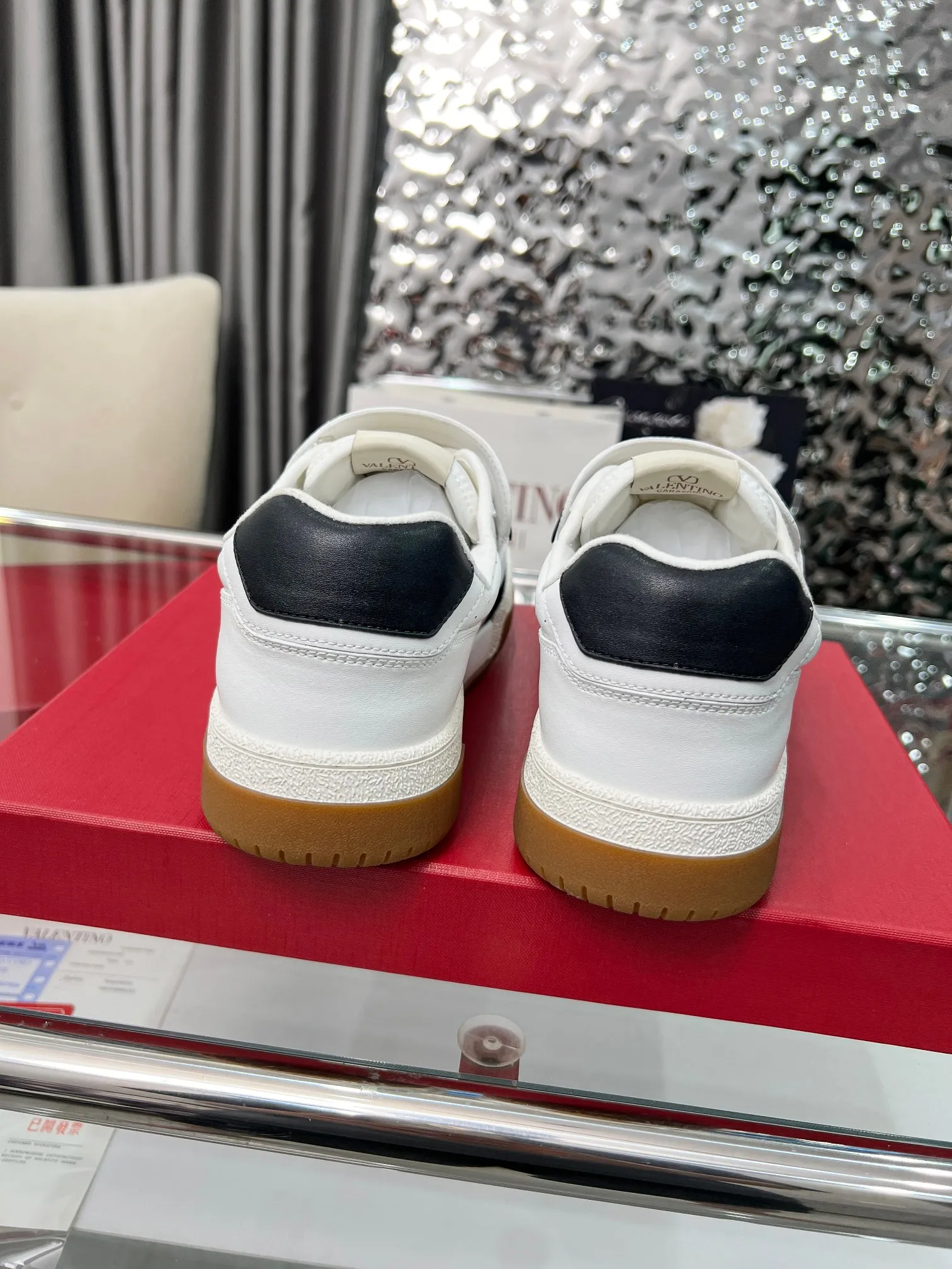 [Valentino] P: 680💰 Couple style, size: women 35-40▪️men 39-44 (customized at 45.46) Valentino 𝑶𝒏𝒆𝑺𝒕𝒖𝒅 Couple sports bread shoe series Valentino 2025 new couple sports shoes are on sale. The original ZP purchase and disassembly. Repeated pattern making and modification. 1:1 restoration! Top luxury masterpiece Velcro design Soft and comfortable imported calfskin brings excellent and elegant texture and excellent foot comfort Top purchasing version upper: imported calfskin surface/original oil edge craftsmanship Lining: water-dyed sheepskin lining Outsole: original development 𝐓𝐏𝐔 two-color combination outsole Packaging: original configuration complete package